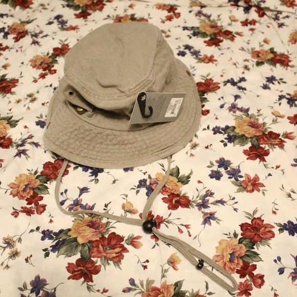 NWT bucket hatπΌ$5 add-on